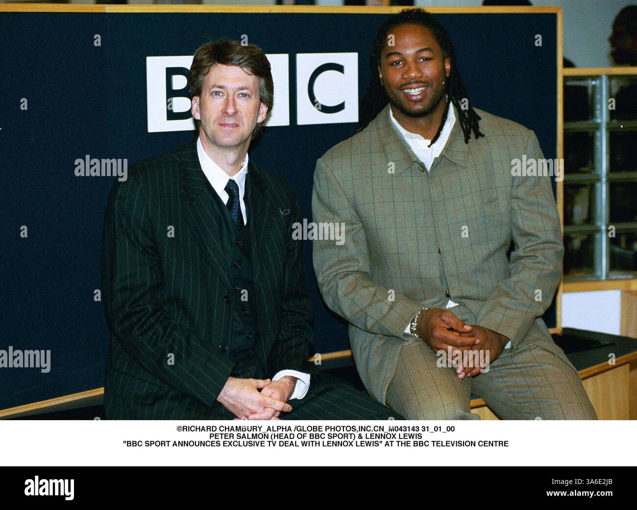 31. JANUAR 2001 - LONDON, GROSSBRITANNIEN - Â RICHARD CHAMBURY_ALPHA / CN_M043143 31_01_00.PETER LACHS (LEITER BBC SPORT) & LENNOX LEWIS. „BBC SPORT KÜNDIGT EXKLUSIVEN TV-VERTRAG MIT LENNOX LEWIS AN“ IM BBC-FERNSEHZENTRUM (Credit Image: © Globe Photos/ZUMAPRESS.com) Stockfoto