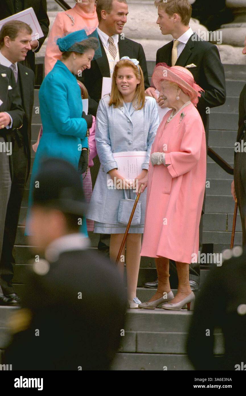 24. APRIL 2001 - LONDON, GROSSBRITANNIEN - Â RICHARD CHAMBURY ALPHA/ M041396 11 07 00.PRINZESSIN ANNE, PRINZESSIN BEATRICE UND DIE KÖNIGIN MUTTER. (HINTERGRUND) PRINZ ANDREW, PETER PHILLIPS & PRINZ WILLIAM.-THANKSGIVING-GOTTESDIENST ZUM 100. GEBURTSTAG DER KÖNIGIN MUTTER IN ST. PAUL'S CATHEDRAL IN LONDON. (Kreditbild: © Globe Photos/ZUMAPRESS.com) Stockfoto