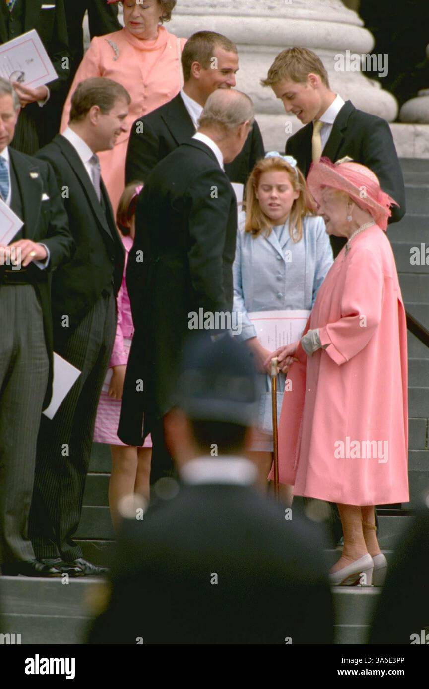 24. APRIL 2001 - LONDON, GROSSBRITANNIEN - Â ©RICHARD CHAMBURY ALPHA/ M041396 11 07 00.PRINZ ANDREW, PETER PHILLIPS, PRINZ PHILIP, PRINZESSIN BEATRICE, PRINZ WILLIAM & DIE KÖNIGIN MUTTER.-THANKSGIVING ZUM 100. GEBURTSTAG DER KÖNIGIN IN ST. PAUL'S CATHEDRAL IN LONDON. (Kreditbild: © Globe Photos/ZUMAPRESS.com) Stockfoto