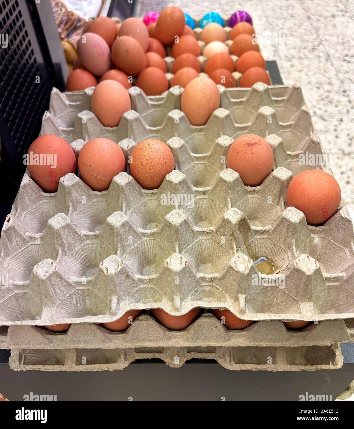 Hier im Bild Eier im Supermarkt in einem Eierkarton, Verpackung, Hühnerei, Eierknappheit, Preisanstieg, leere Regale, wenig Eier, große Nachfrage, die obere Lage ist fast leer, braune Eier, Smartphonebild *** hier im Bild Eier im Supermarkt in einem Eierkarton, Verpackung, Hühnerei, Eierknappheit, Preiserhöhung, leere Regale, wenige Eier, hohe Nachfrage, die oberste Schicht ist fast leer, braune Eier, Smartphone-Bild Stockfoto