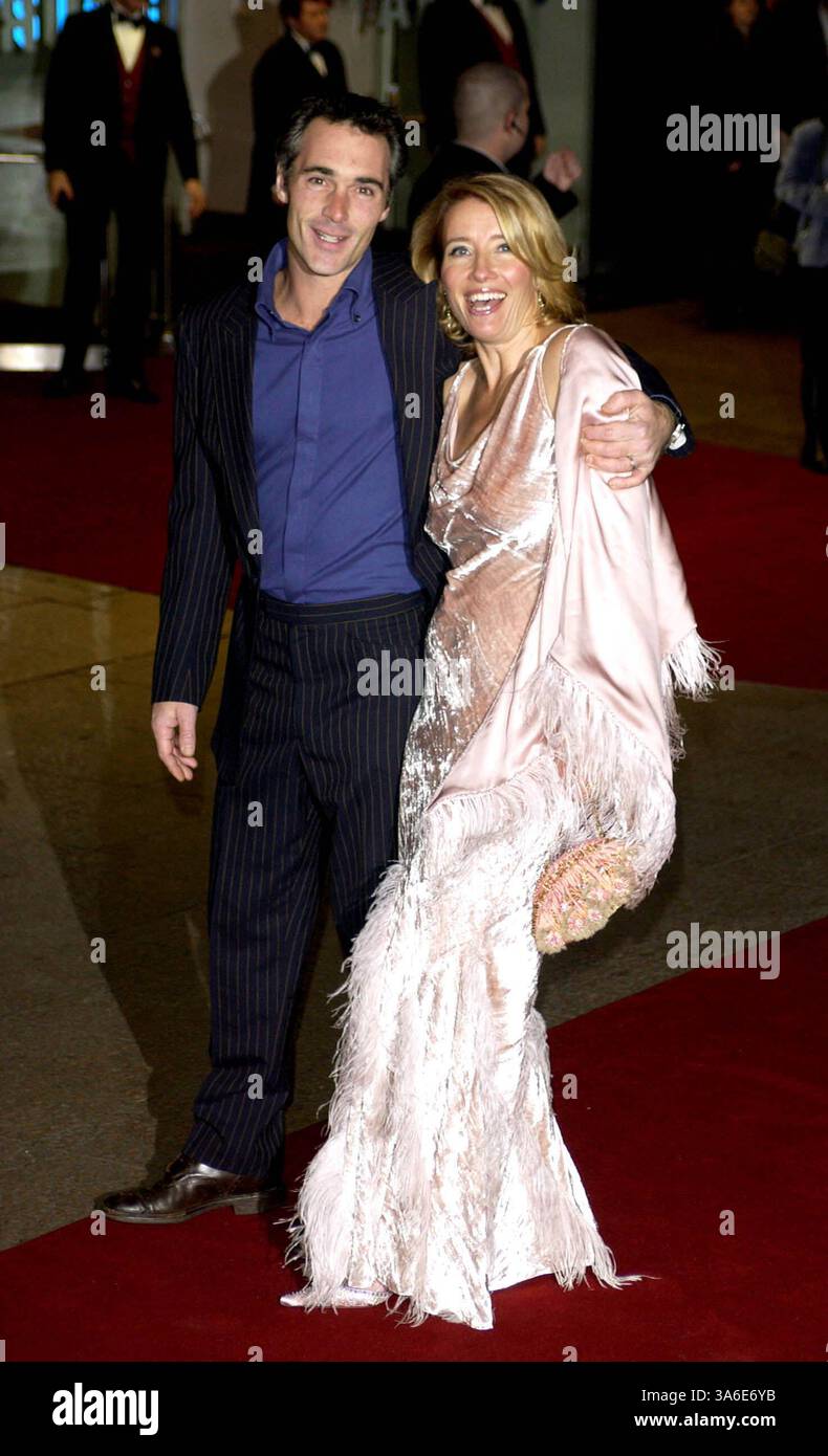 November 2003 - London, Großbritannien - 000409..EMMA THOMPSON & GREG WISE. „LOVE ACTUAL“ UK-FILMPREMIERE. ODEON, LEICESTER SQUARE, LONDON.11.16.2003. RICHARD CHAMBURY/linkUK/2003.K34130(Bild: © Globe Photos/ZUMAPRESS.com) Stockfoto