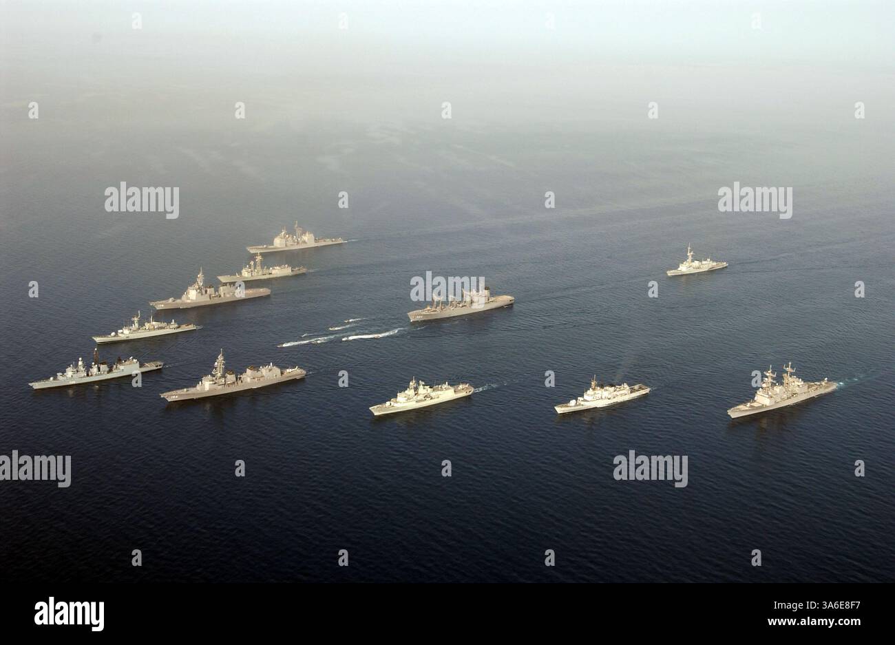 6. Mai 2004; Golf von Oman; Schiffe und Starrrumpf-Schlauchboote (RHIB), die der Combined Task Force One Five Zero (CTF-150) zugeordnet sind, versammeln sich zu einer Fotoübung. Die multinationale kombinierte Task Force One Five Zero (CTF-150) wurde eingerichtet, um verdächtige Schiffe zu überwachen, zu inspizieren, zu beaufsichtigen und zu stoppen, um den Krieg gegen den Terrorismus fortzusetzen. Zu den Ländern, die zur CTF-150 beitragen, gehören derzeit Australien, Kanada, Frankreich, Deutschland, Italien, Pakistan, Neuseeland, Spanien, Vereinigtes Königreich und Vereinigtes Königreich Stockfoto