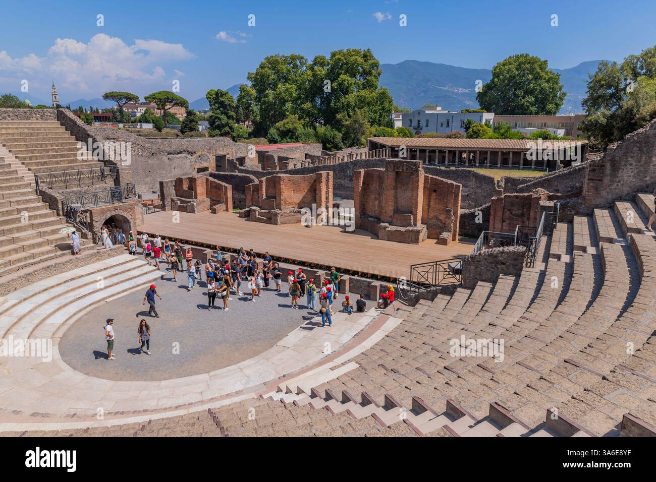 Pompeji, Italien - 8. August 2024: Menschen im Amphitheater-Gebiet von Pompeji, Provinz Neapel, Kampanien, Italien, Europa Stockfoto