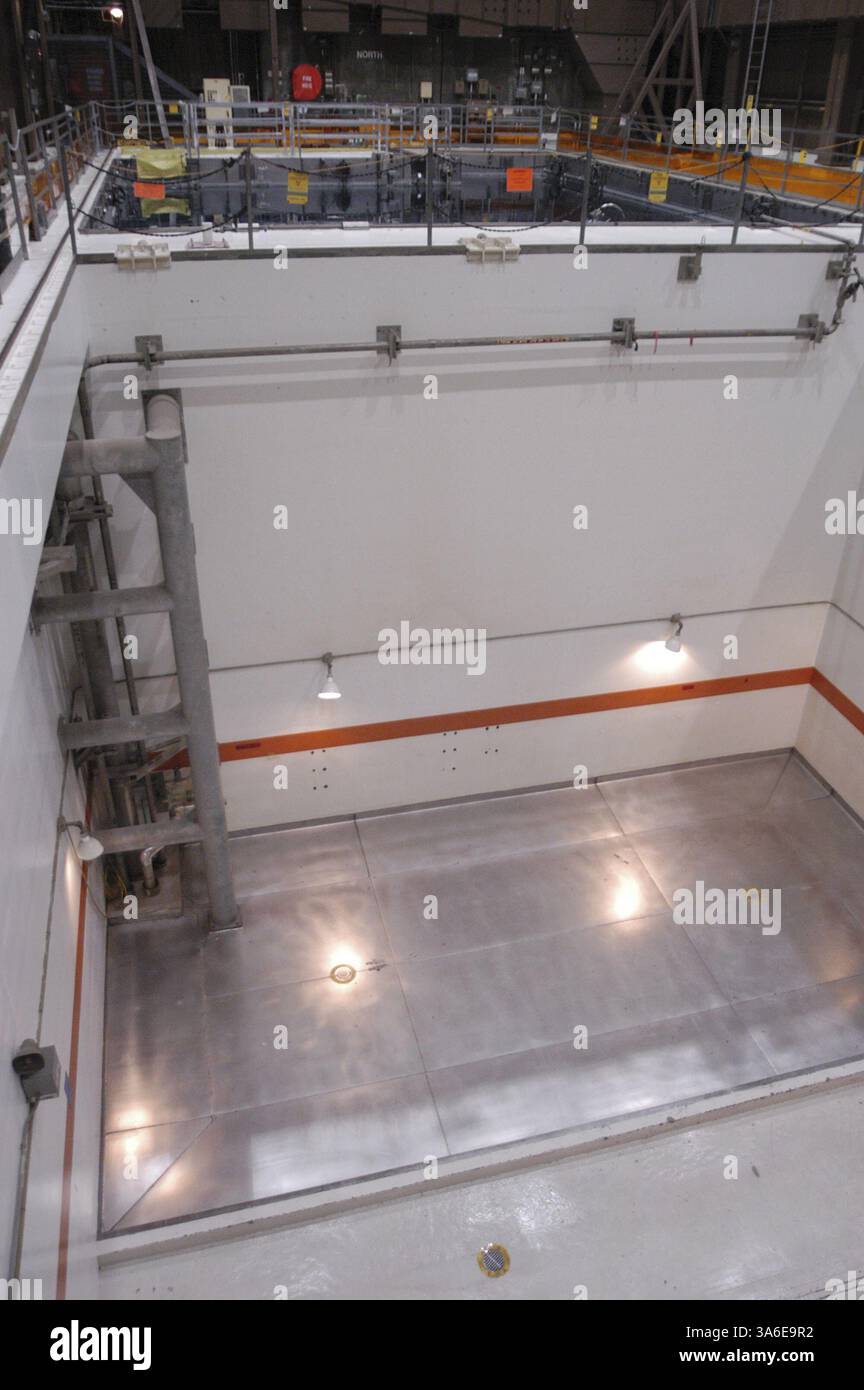 Mai 2004; Avila Beach, CA, USA; ! Ein riesiges Waschbecken steht ungenutzt, um die Pläne des Atomkraftwerks Diablo Canyon zu erwarten, gebrauchte Brennstofffässer in den Brennstoffpool zu bringen und sie zur Lagerung an einem offenen Betonbelag vor Ort abzuspülen. Kritiker argumentieren, dass die abgebrannten Brennelemente und die geplante Fasslagerung im Freien ein ideales Ziel für Terroristen sind, die einen Angriff nutzen könnten, um den Pool zu entwässern und die abgebrannten Brennelemente zu entzünden, was zu einer langfristigen radioaktiven Kontamination der kalifornischen Zentralküste führt. Anlagenbetreiber sagen die Tiefe der Pools zusammen mit Stahl und Beton des Pools Stockfoto