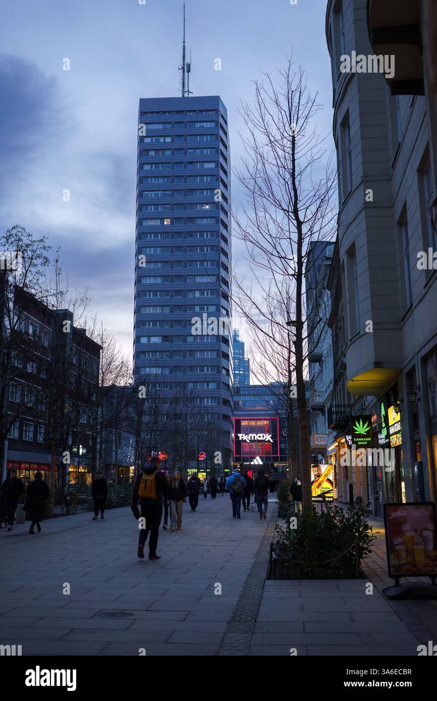 Warschau, Polen. Januar 2025 - Blick auf eine Warschauer Straße am Abend mit einem Wolkenkratzer im Hintergrund. Stockfoto