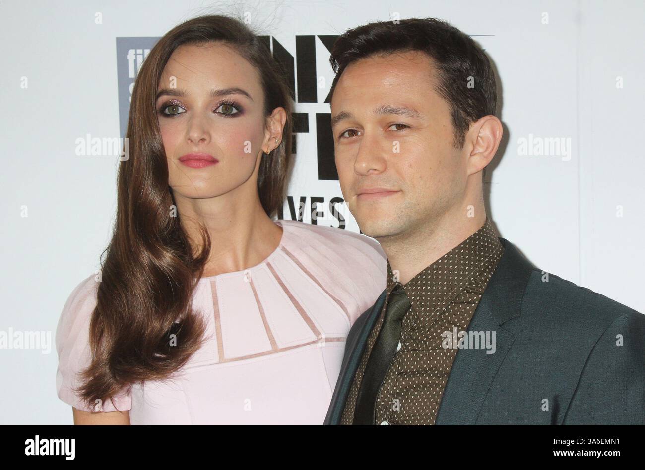 Charlotte Le Bon und Joseph Gordon-Levitt nehmen am 26. September 2015 an der Eröffnungsnacht des 53. New York Film Festivals und der Uraufführung von „The Walk“ in der Alice Tully Hall des Lincoln Centers in New York City Teil. Foto: Henry McGee/MediaPunch Stockfoto
