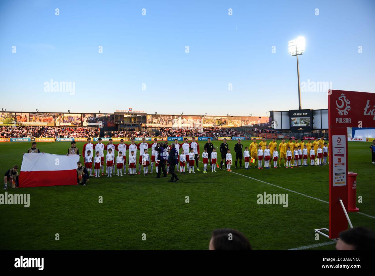 NIECIECZA, POLEN - 21. MÄRZ 2025: Freundschaftsspiel unter 20 Elite League Polen gegen Rumänien 1:0. Auf Foto polnische und rumänische Mannschaft. Stockfoto