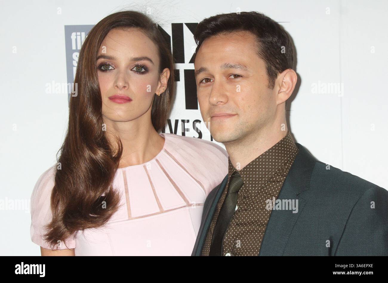 Charlotte Le Bon und Joseph Gordon-Levitt nehmen am 26. September 2015 an der Eröffnungsnacht des 53. New York Film Festivals und der Uraufführung von „The Walk“ in der Alice Tully Hall des Lincoln Centers in New York City Teil. Foto: Henry McGee/MediaPunch Stockfoto