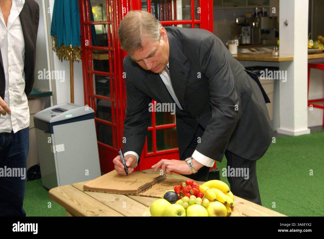 Oktober 2007 - London, Vereinigtes Königreich - K55098.Prince Andrew besucht Innocent Smoothie Factory, Hammersmith, London, 10-15-2007. Henry Davenport- - 2007(Bild: © Globe Photos/ZUMAPRESS.com) Stockfoto