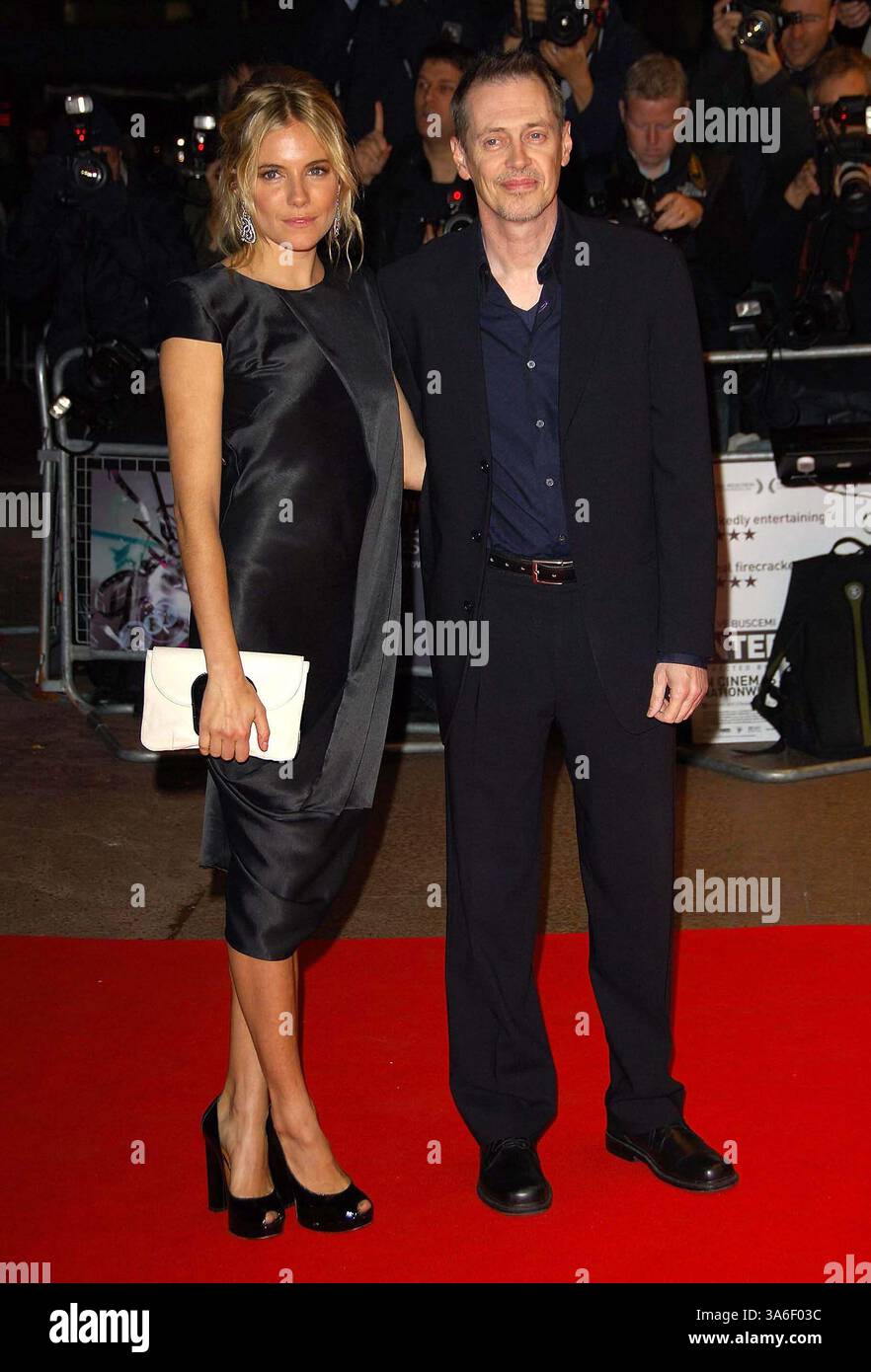 Oktober 2007 - London, Vereinigtes Königreich - 002046.K55167.'Interview' Premiere-Arrivals-The Times BFI 51. London Film Festival 2007, Odeon West End, London, Vereinigtes Königreich *** 10-18-2007. HENRY DAVENPORT- COM- 2007.SIENNA MILLER STEVE BUSCEMI(Bild: © Globe Photos/ZUMAPRESS.com) Stockfoto