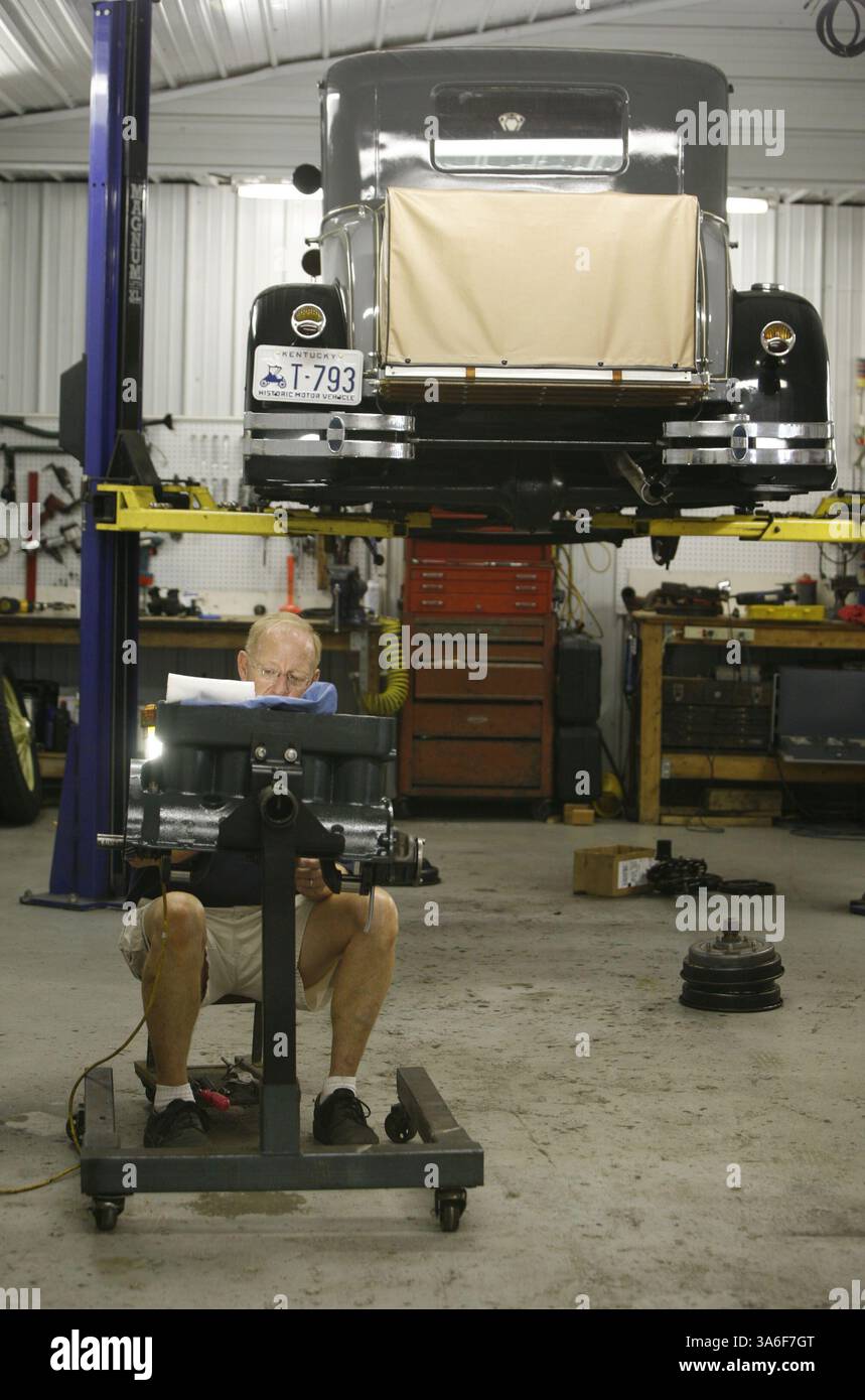 4. September 2008: Jerry Baker arbeitet am Wiederaufbau eines Motors bei seinen Antique Auto Parts of Kentucky, wo er sich am 4. September 2008 auf Teile und Reparaturen von Ford-Fahrzeugen der Modelle A und T spezialisiert hat. (David Stephenson/Lexington Herald-Leader/MCT) (Bild: © David Stephenson/MCT/ZUMAPRESS.com) Stockfoto