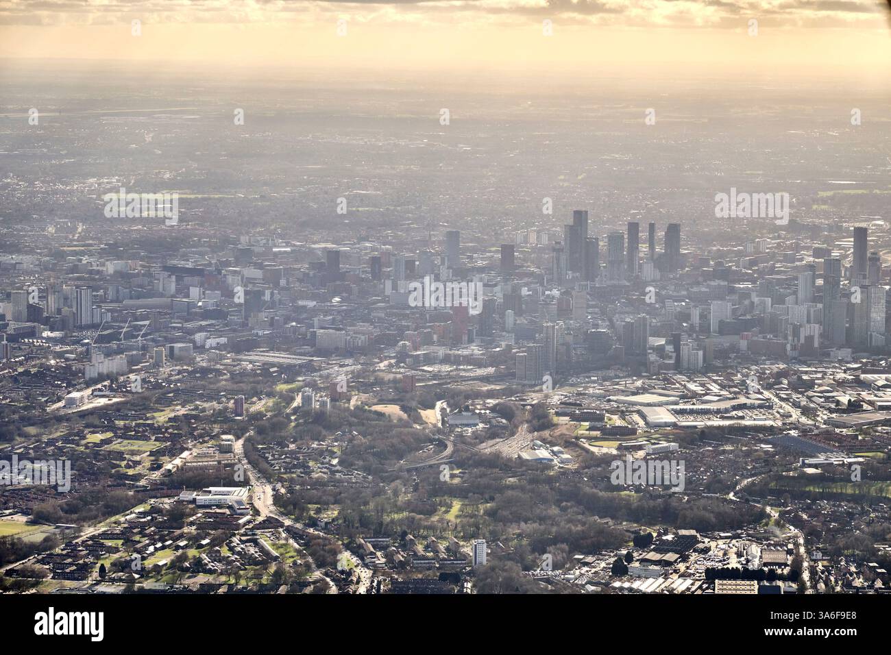 Ein stimmungsvoller Panoramablick auf das Stadtzentrum von Manchester und seine hohen Wohntürme, die heute die Stadt definieren, Nordwesten Englands, Großbritannien Stockfoto