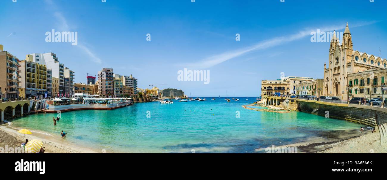 Balluta Bay, San Giljan (Saint Julian’s), Malta - 7. Juni 2020: Blick vom Strand auf die kleine Bucht. Stockfoto