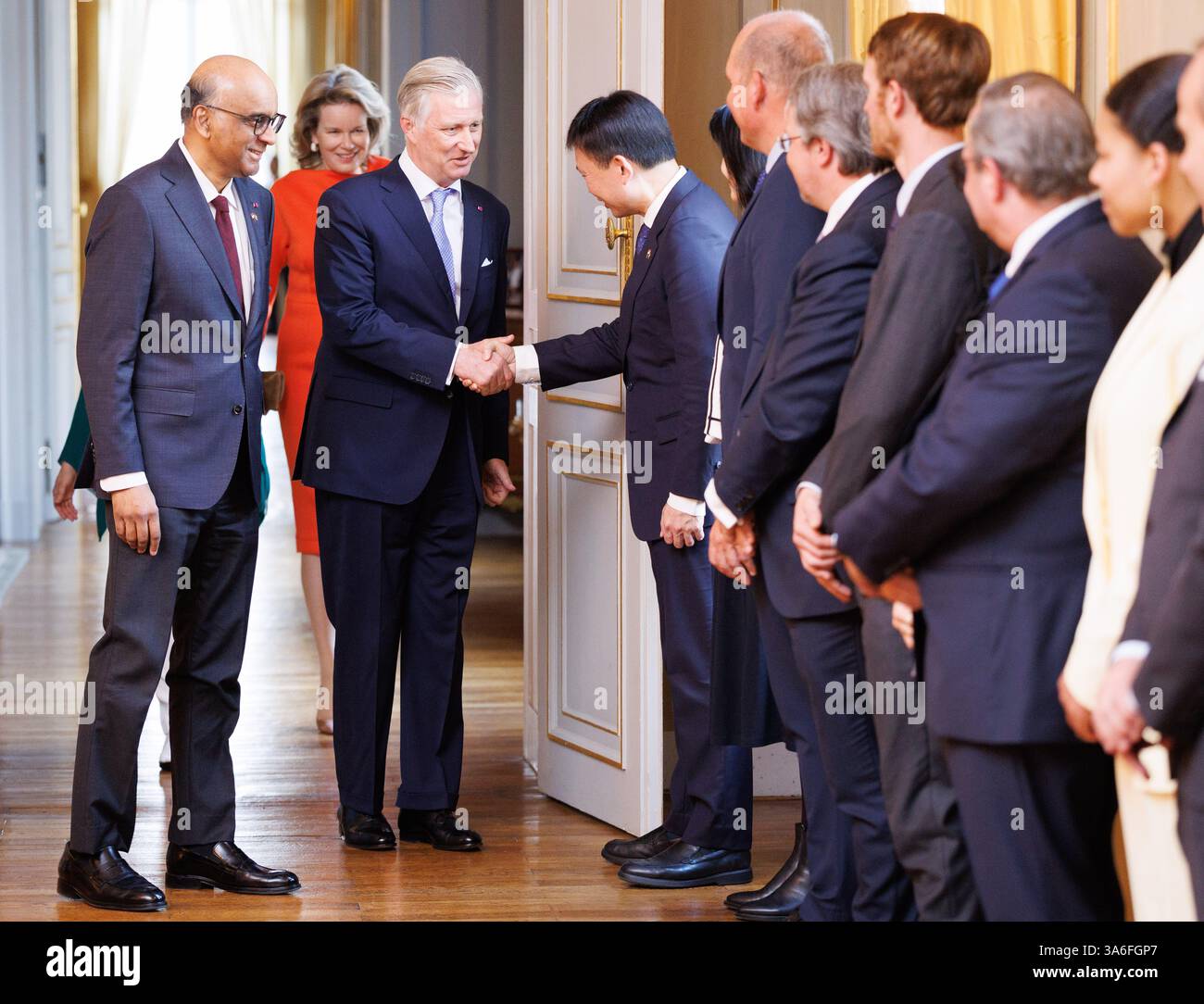 Brüssel, Belgien März 2025. Singapurs Präsident Tharman Shanmugaratnam, Königin Mathilde von Belgien und König Philippe - Filip von Belgien, dargestellt während eines Rundtischs über die soziale Integration mit den Souveränen im Rahmen des Staatsbesuchs des Präsidenten von Singapur in Belgien am Dienstag, den 25. März 2025, im Königlichen Palast in Brüssel. Der Präsident Singapurs ist zu einem dreitägigen Besuch in Belgien. BELGA FOTO BENOIT DOPPAGNE Credit: Belga News Agency/Alamy Live News Stockfoto