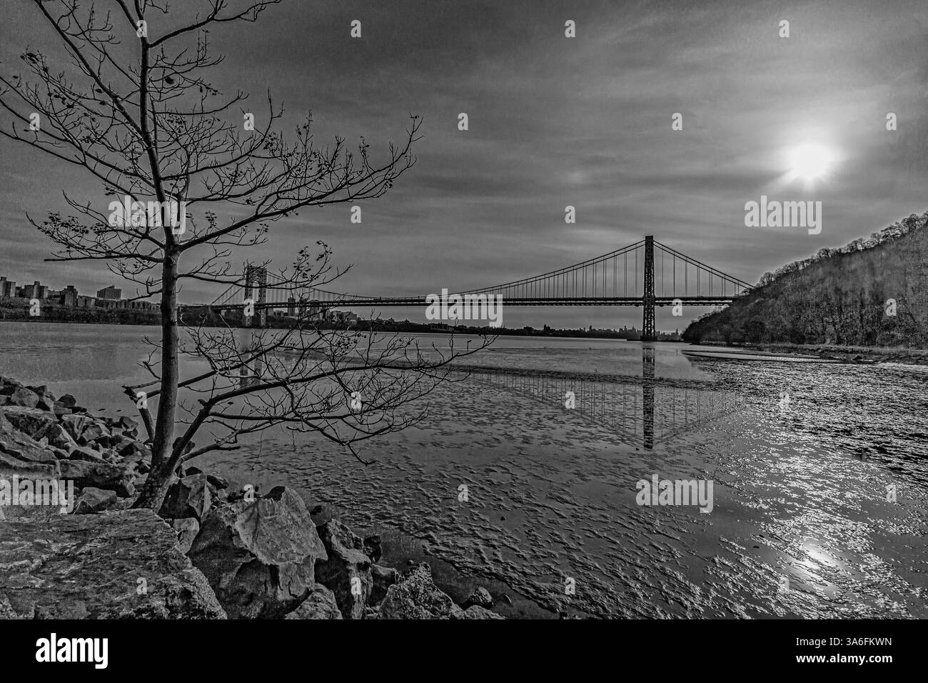 Die George Washington Bridge ist eine zweistöckige Hängebrücke, die den Hudson River überspannt und Fort Lee im Bergen County, New Jersey, verbindet. Stockfoto