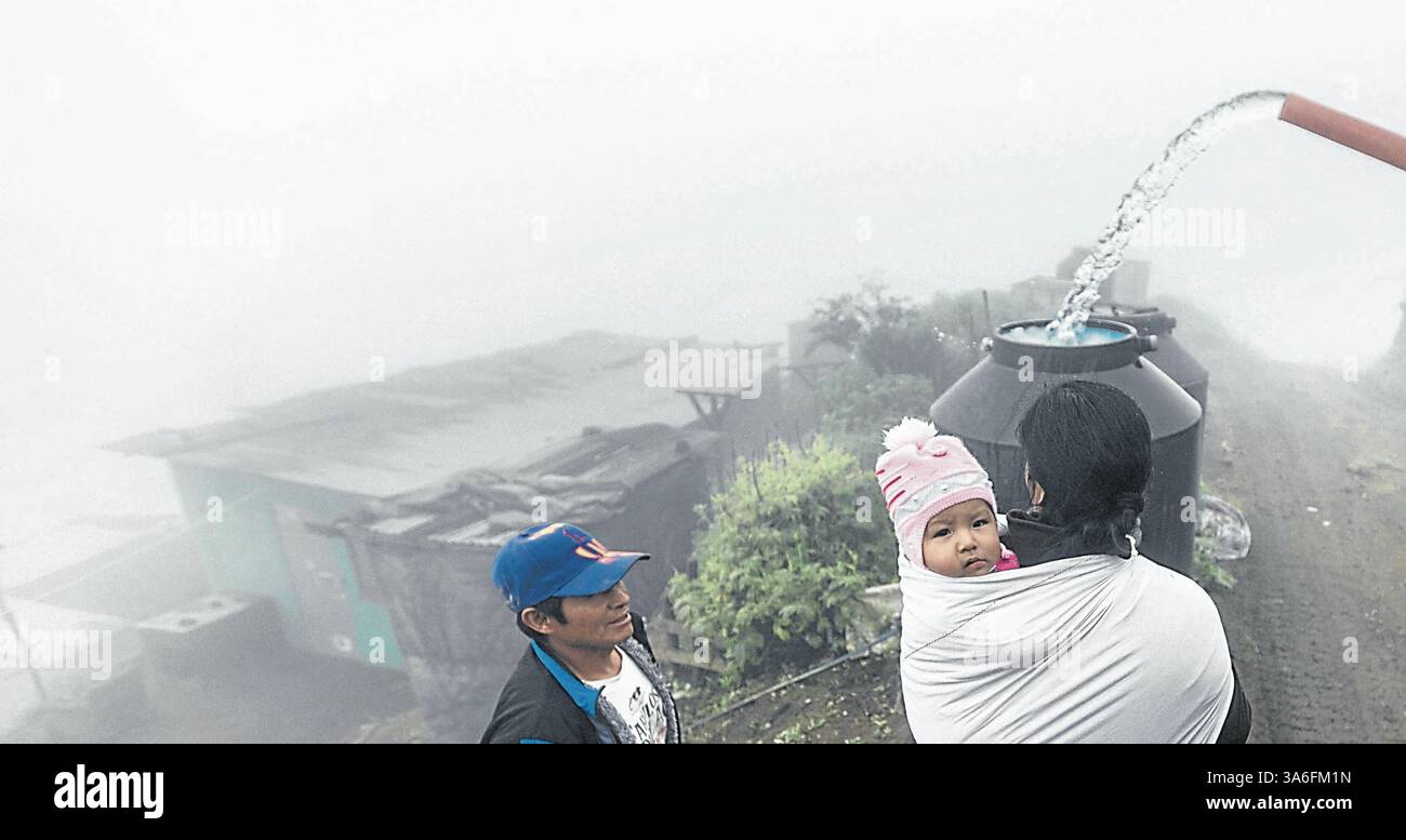 12. August 2014 - Kolumbien - Anna-Rosa e sua figlia Vercy aspettano che l'addetto del camion riempa il loro ''Tank''. UN-Tank puÃÆ’Ãâ’šÃ‚€Ã‚Æ² hält 120 Liter an. Anna-Rose und ihre Tochter Vercy erwarten, dass die Mitarbeiter des Trucks ihren „Tank“ füllen. Ein Tank kann bis zu 1200 Liter fassen. (Kreditbild: © El Tiempo/GDA/ZUMA Wire) Stockfoto