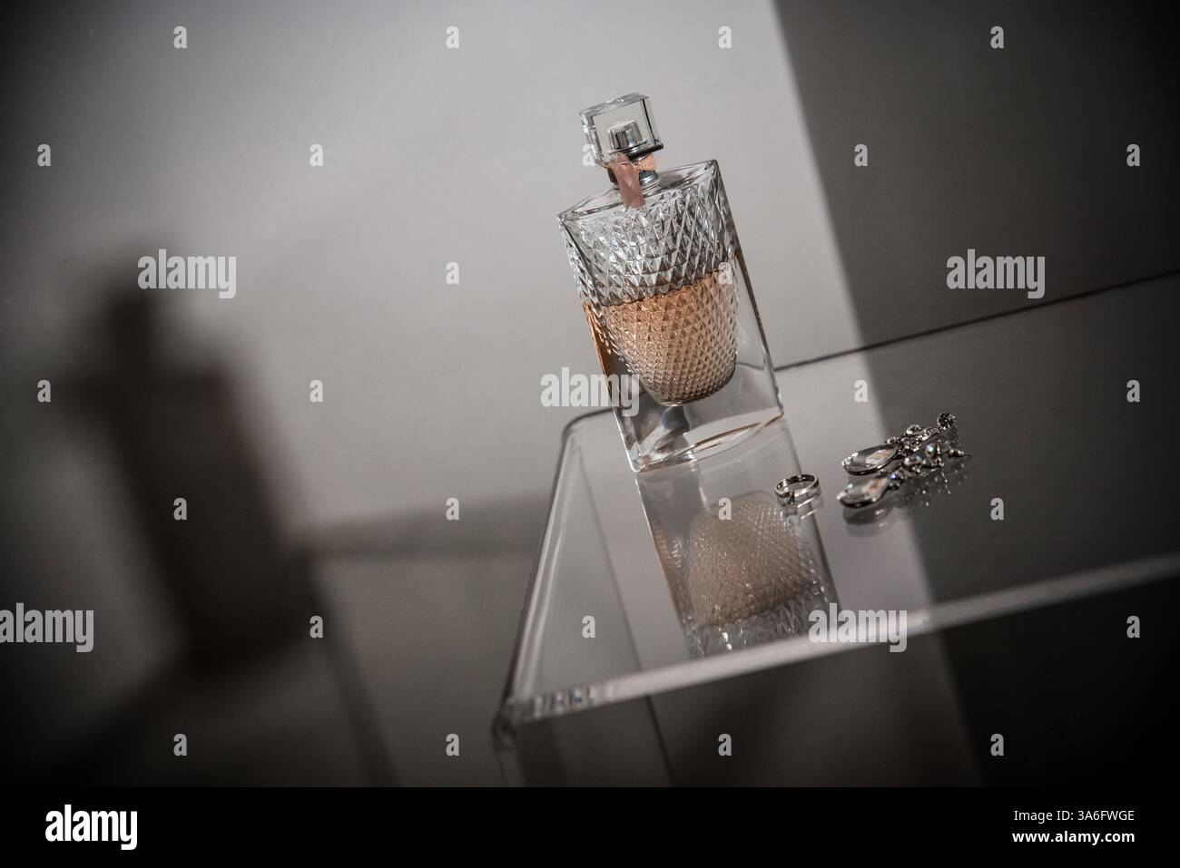 Brautaccessoires während der Vorbereitung der Braut Stockfoto