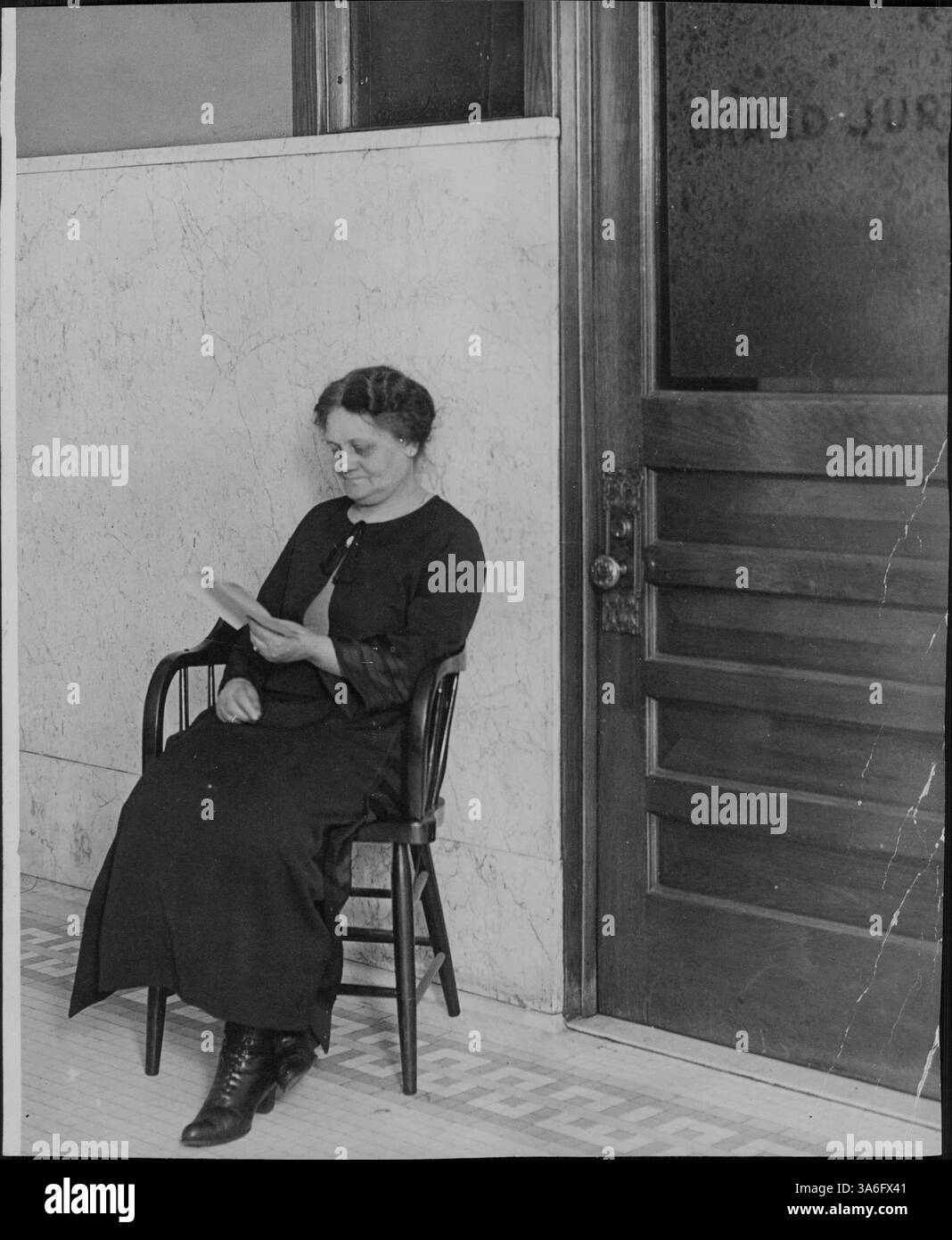Anna Johnson war stellvertretender Sheriff und die erste weibliche Gerichtsdienerin im Hennepin County und bewachte die Tür der Grand Jury. Sie war eine Vorreiterin für Frauen in der Strafverfolgung. Stockfoto