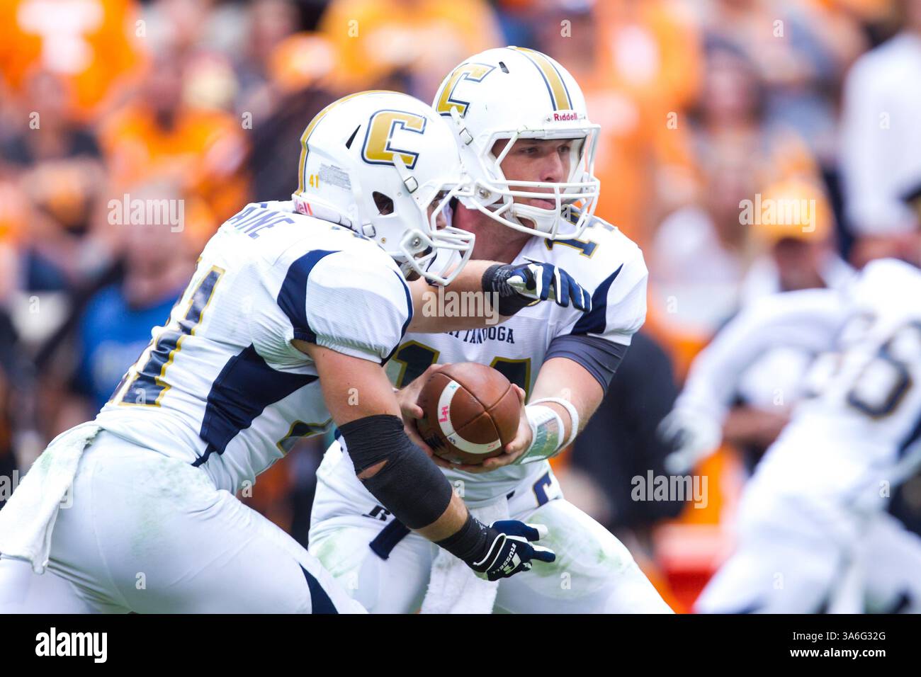 11. Oktober 2014: Jacob Huesman #14 von den Chattanooga MOCs übergibt den Ball an Derrick Craine #41 von den Chattanooga MOCs während des NCAA Football Spiels zwischen den Freiwilligen der University of Tennessee und den Chattanooga MOCs im Neyland Stadium in Knoxville, TN(Credit Image: © Tim Gangloff/Cal Sport Media/ZUMAPRESS.com) Stockfoto