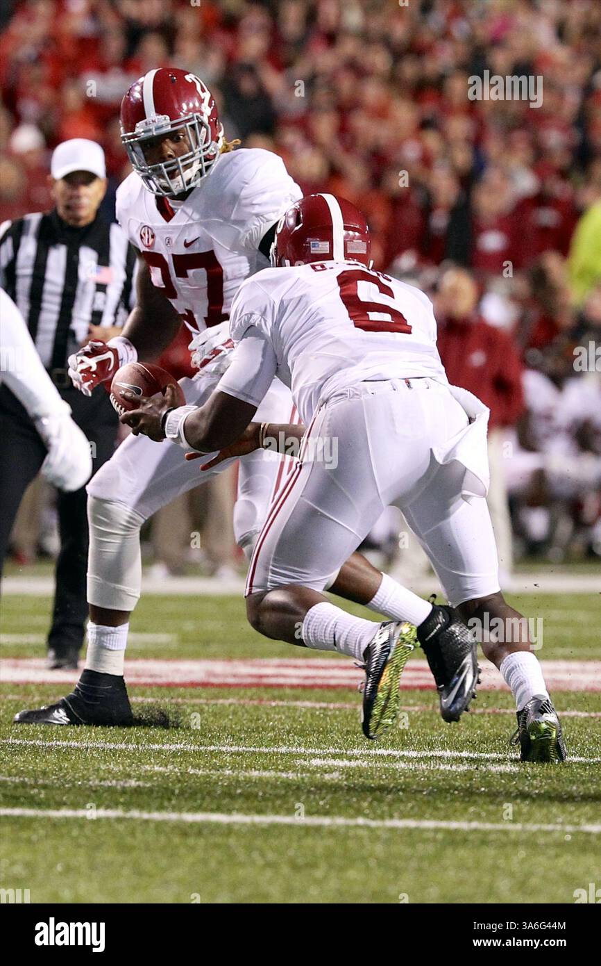11. Oktober 2014: Alabama QB Blake Simms #6 übergibt den Ball an Derrick Henry #27. Die Alabama Crimson Tide besiegte die Arkansas Razorbacks 14-13 in Fayetteville, AR. Richey Miller/CSM(Bild: © Richey Miller/Cal Sport Media/ZUMAPRESS.com) Stockfoto