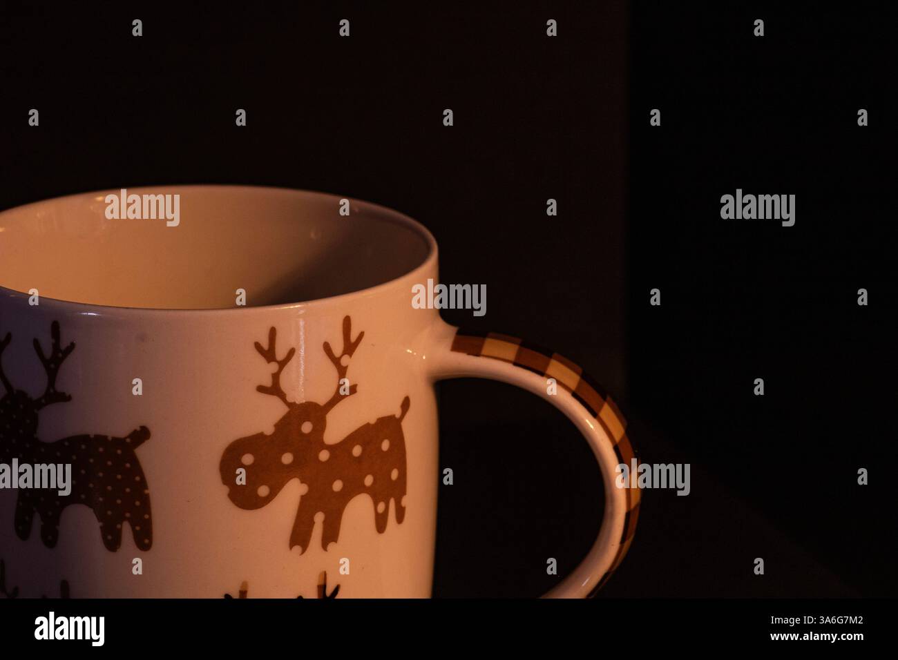 Festliche Tasse mit Rentier-Design Stockfoto