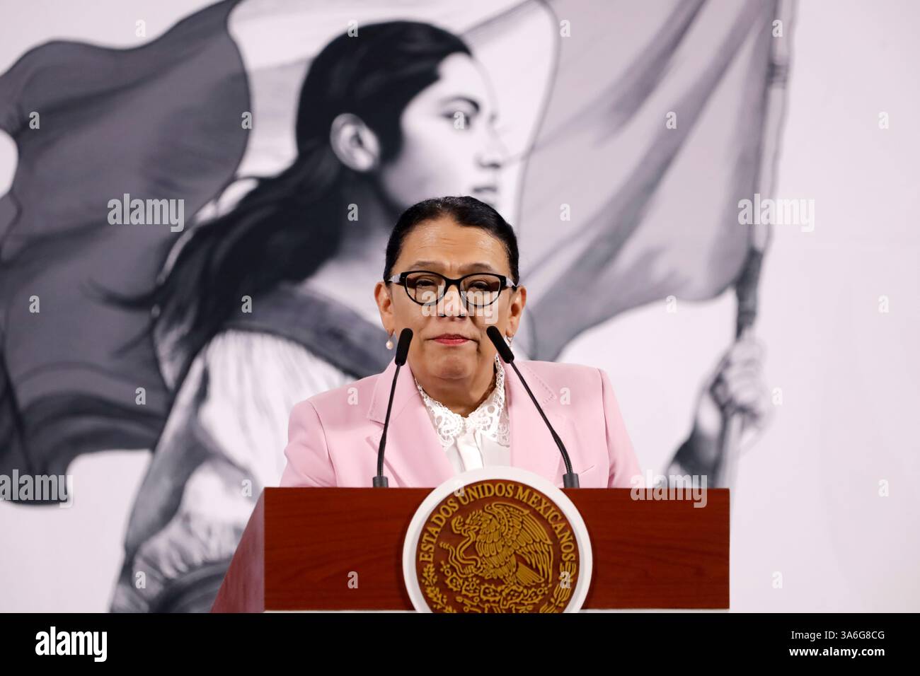 Mexiko-Stadt, Mexiko. März 2025. Innenministerin Rosa Icela Rodriguez spricht während des zweiwöchentlichen Berichts der Sicherheitskabinette auf einer Pressekonferenz im Nationalpalast. Am 25. März 2025 in Mexiko-Stadt. (Foto: Luis Barron/ Credit: Eyepix Group/Alamy Live News Stockfoto