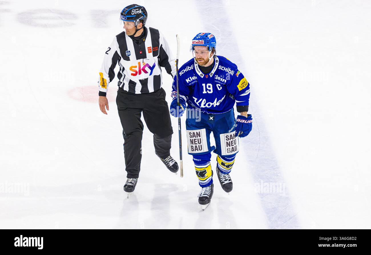 Kloten, Schweiz, 15. März 2025: Verteidiger Nr. 19 Steve Kellenberger (Kloten) wird früh in der 59. Minute vom Schiedsrichter mit 5 p in die Duschen geschickt Stockfoto