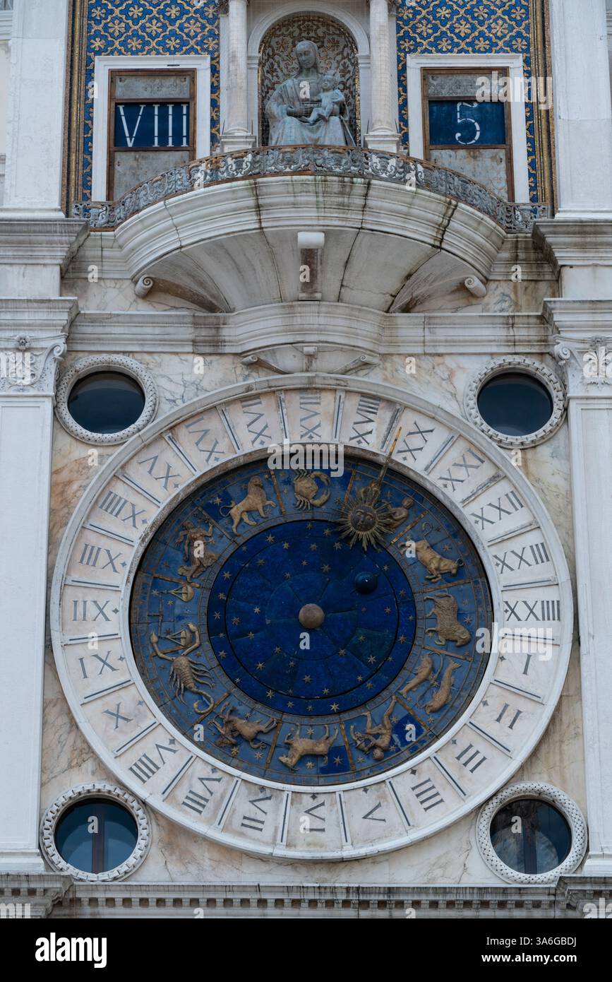 Uhrenturm Torre dell'Orologio auf dem Marc-Platz Stockfoto