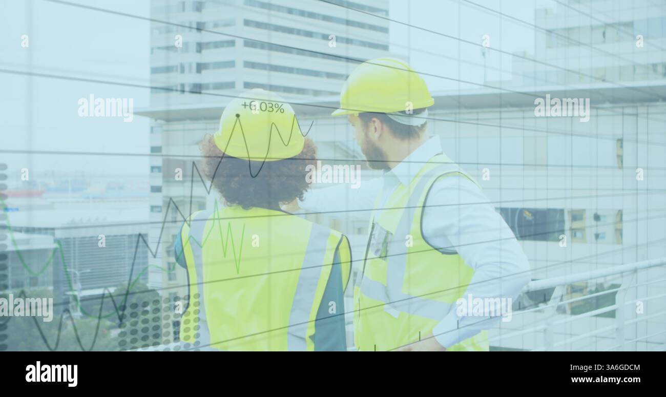 Bauexperten analysieren Daten zum Finanzwachstum auf städtischen Baustellen. Architektur, Analyse, Entwicklung, Finanzen, Teamarbeit, Planung Stockfoto