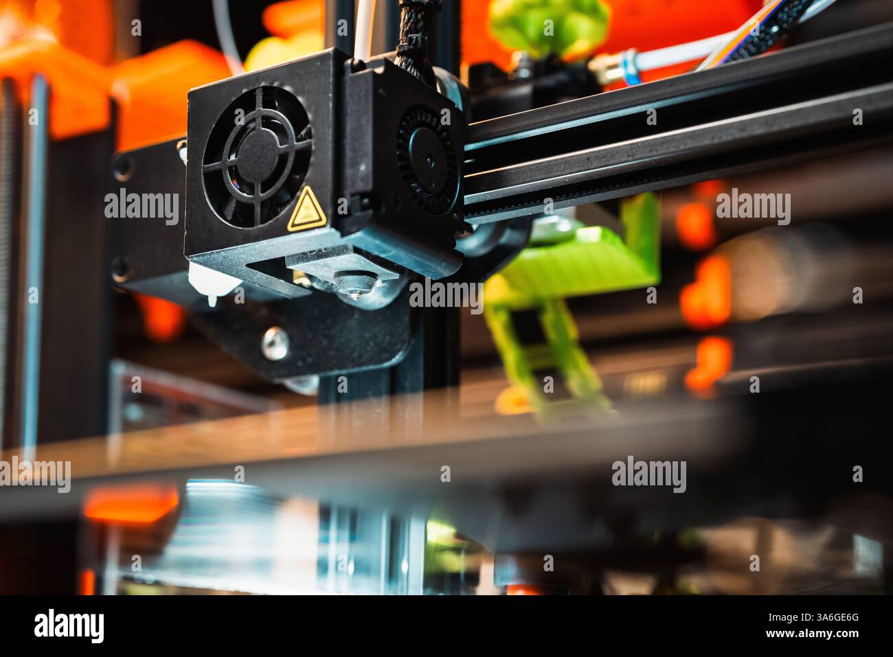 3D-Drucker Extruder Schneidwerkdüse Fabrik Werkstatt dunkler Hintergrund Stockfoto