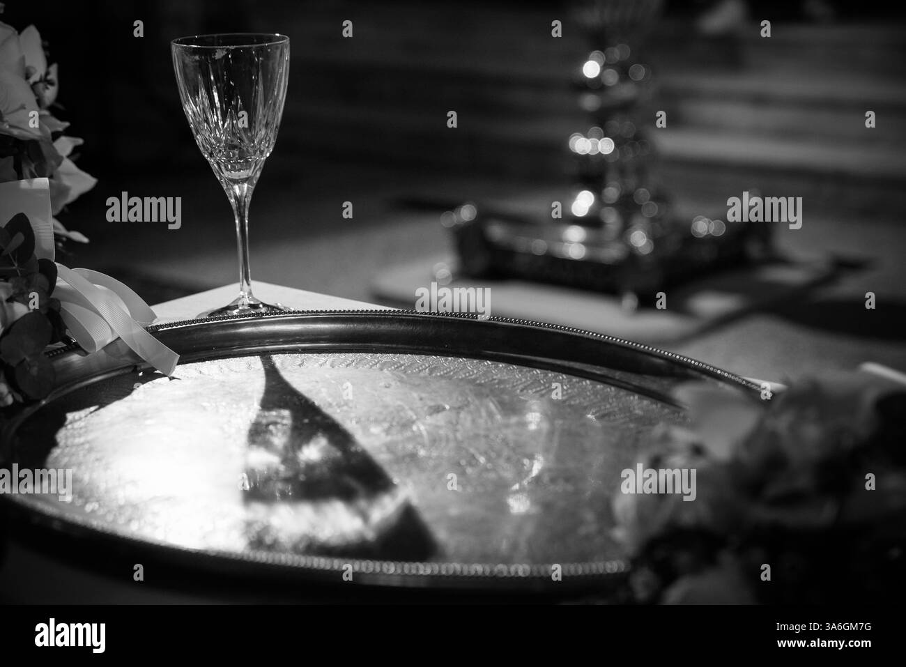 Ein leeres Glas auf einem silbernen Tablett, während einer griechisch-orthodoxen Hochzeitszeremonie Stockfoto