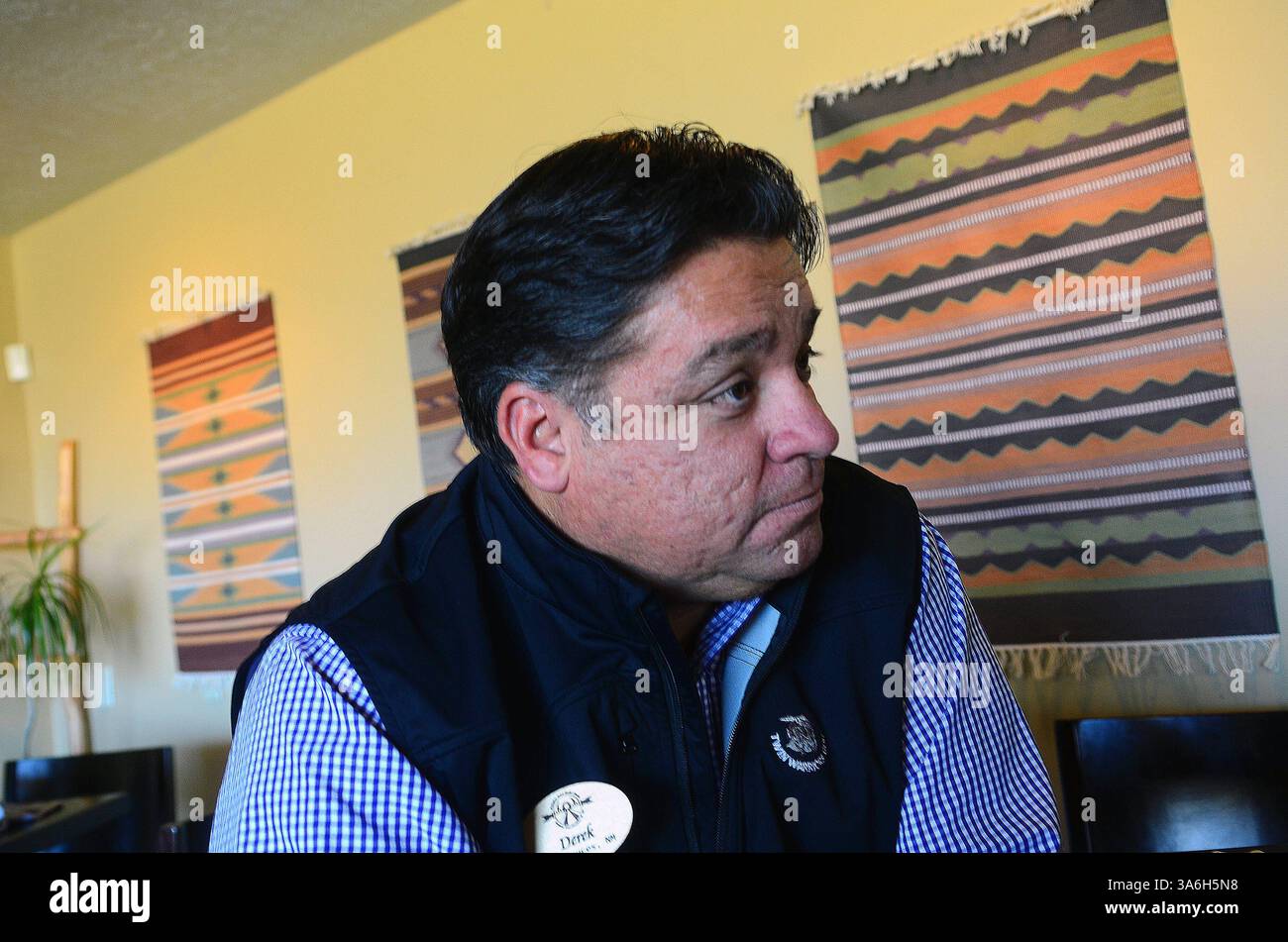 24. November 2014 - Albuquerque, NEW MEXICO, USA - 112414.Derek Gutierrez, Head Pro auf dem Golfplatz Santa Ana, reflektiert das Leben von Jack Hardwick, einem lokalen Golfprofi, der 1994 bei einem Autounfall ums Leben kam. Gutierrez fuhr mit Hardwick im Auto, als sich der tödliche Unfall auf der I 25 in der Nähe von Los Lunas ereignete. Fotografiert am Montag, 24. November 2014. /Adolphe Pierre-Louis/Journal. (Bild: © Adolphe Pierre-Louis/Albuquerque Journal/ZUMA Wire) Stockfoto