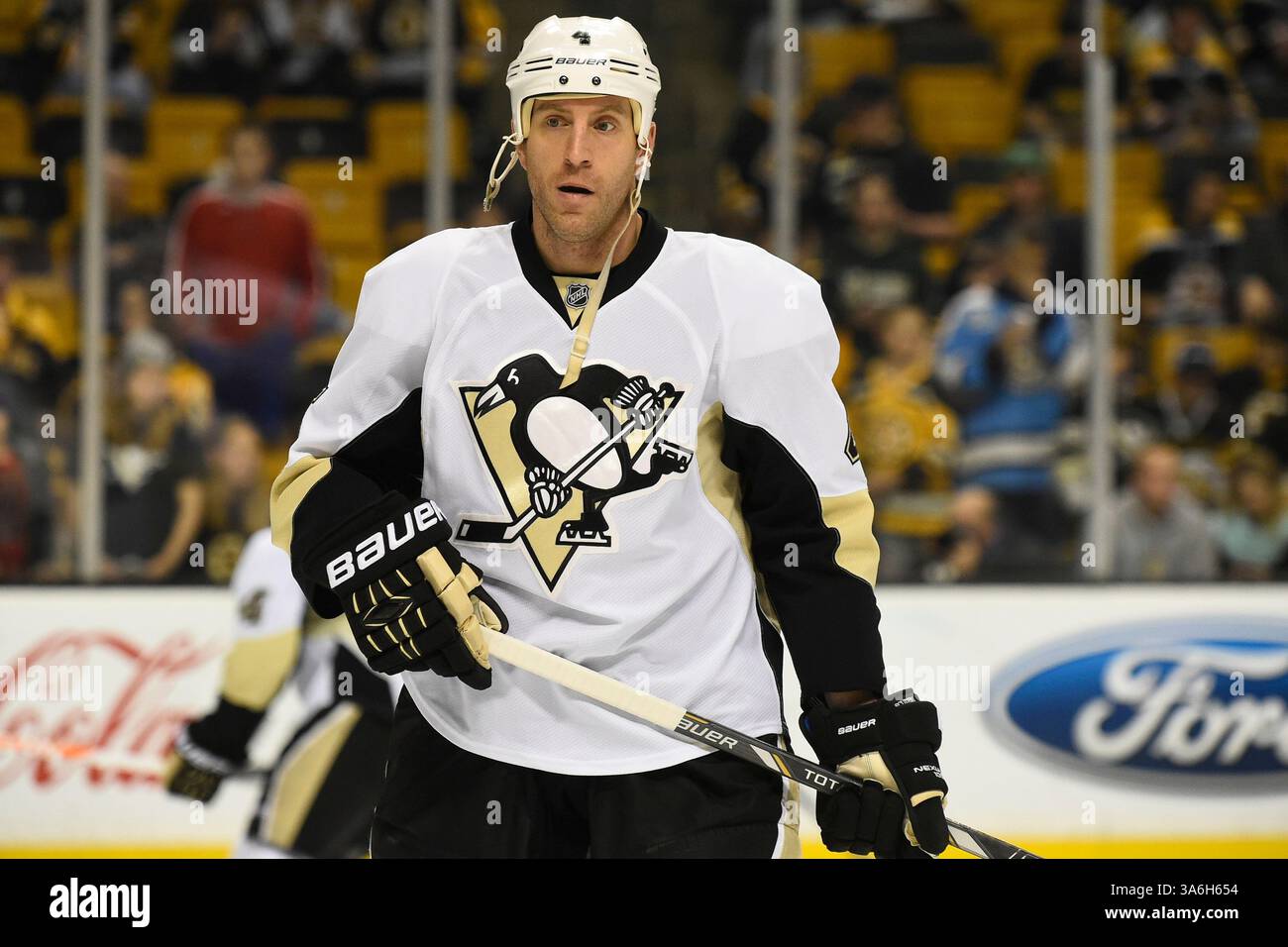 24. November 2014: Boston, Massachusetts, USA – der Verteidiger der Pittsburgh Penguins Rob Scuderi (4) wird während der Aufwärmphase vor dem NHL-Spiel zwischen den Pittsburgh Penguins und den Boston Bruins im TD Garden in Boston, Massachusetts, einsatzbereit. Pittsburgh besiegte Boston 3-2 in Überstunden. Eric Canha/CSM(Bild: © Eric Canha/Cal Sport Media/ZUMAPRESS.com) Stockfoto