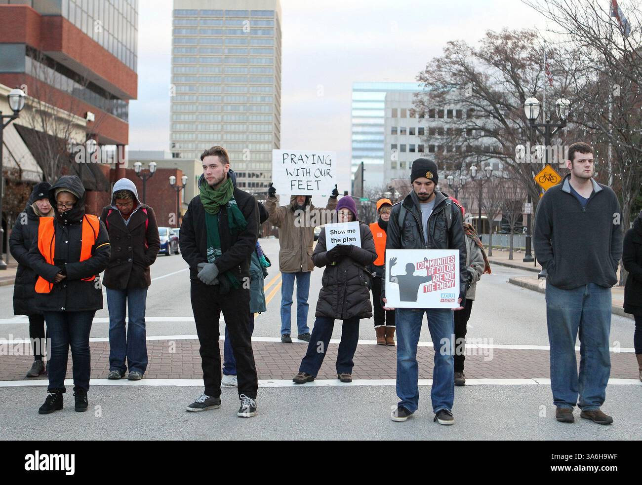 25. November 2014 - Ferguson, MO, USA - Geistliche und andere Demonstranten blockieren am Dienstag, den 25. November 2014 eine Kreuzung in der Innenstadt von Clayton, Mo.. (Bild: © Roberto Rodriguez/TNS/ZUMA Wire) Stockfoto