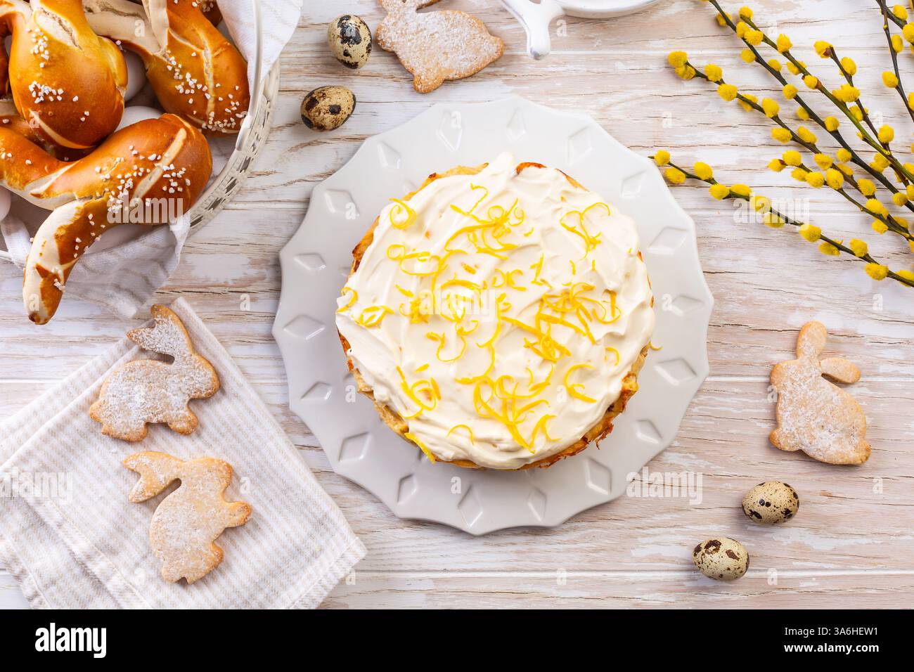 Hausgemachter Mandelzitronenkäsekuchen, Gluten- und zuckerfrei, kohlenhydratarm Stockfoto