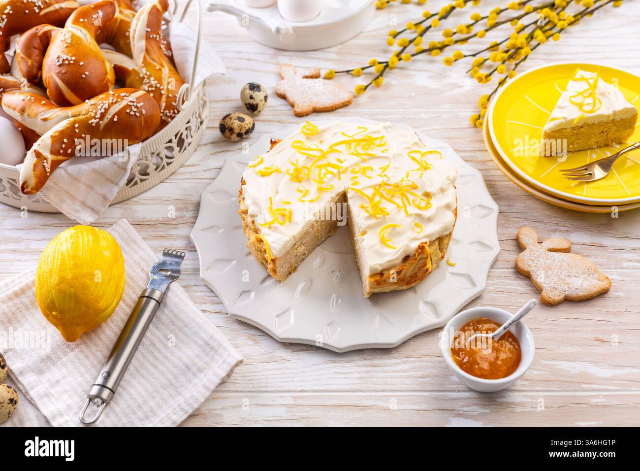 Hausgemachter Mandelzitronenkäsekuchen, Gluten- und zuckerfrei, kohlenhydratarm Stockfoto