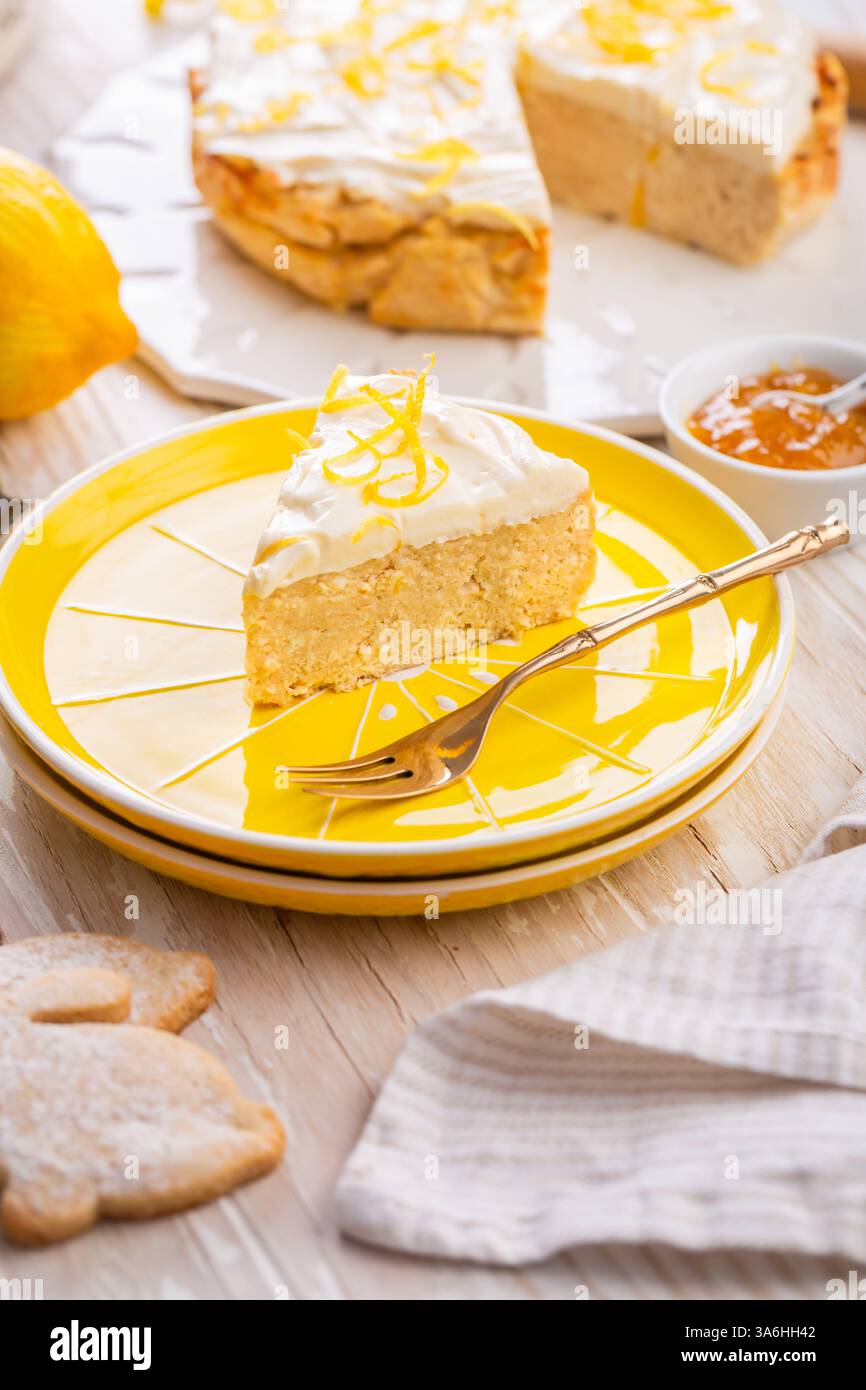 Hausgemachter Mandelzitronenkäsekuchen, Gluten- und zuckerfrei, kohlenhydratarm Stockfoto