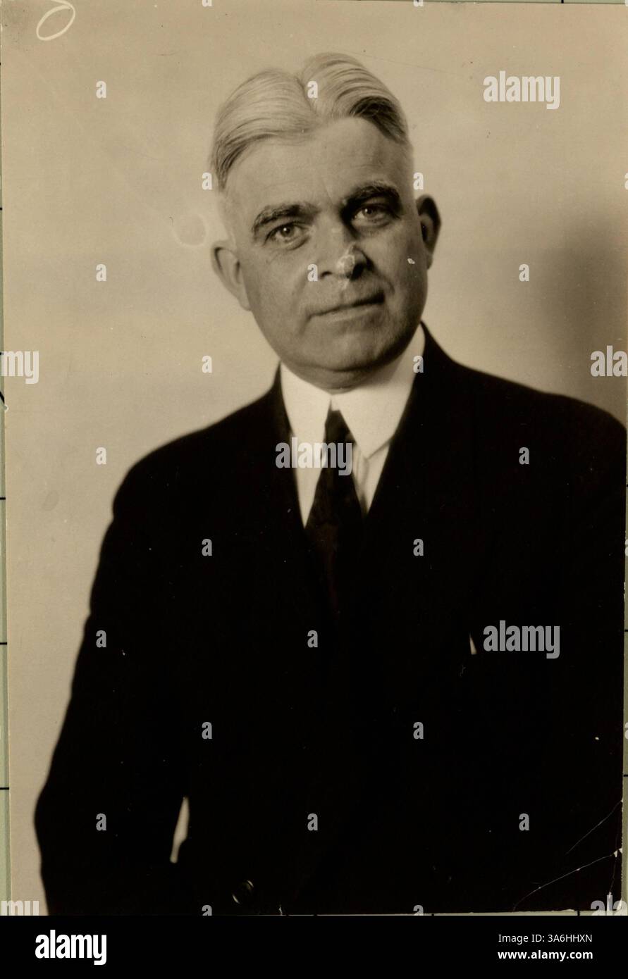 William Ahern war Organisator von Bowlingligen in Minneapolis, Minnesota. Seine Arbeit trug zum Wachstum und zur Organisation lokaler Freizeitligen in der Gemeinde bei, die in den Archiven der Hennepin County Library dokumentiert sind. Stockfoto
