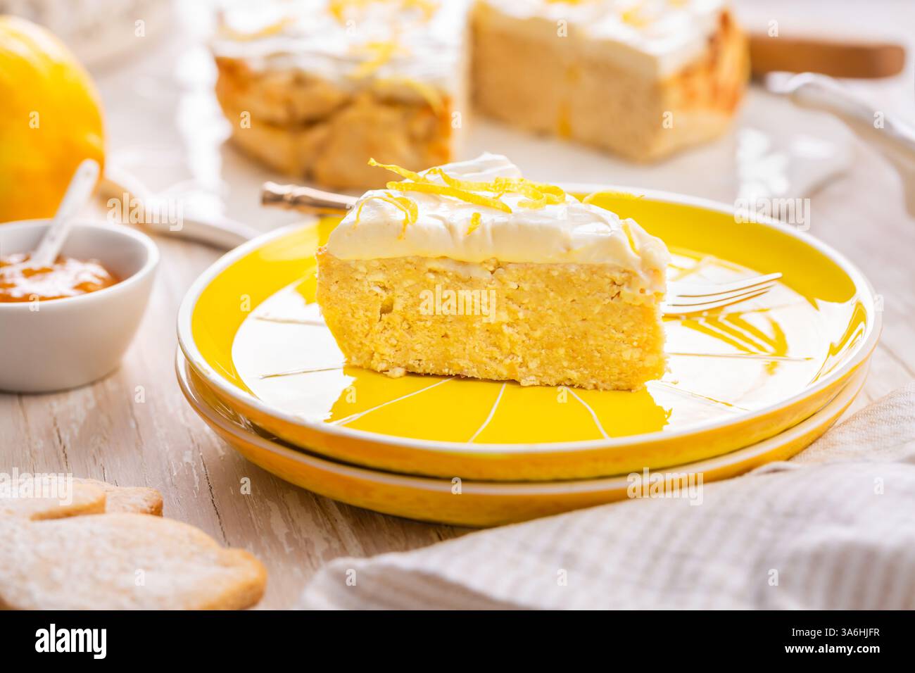 Hausgemachter Mandelzitronenkäsekuchen, Gluten- und zuckerfrei, kohlenhydratarm Stockfoto