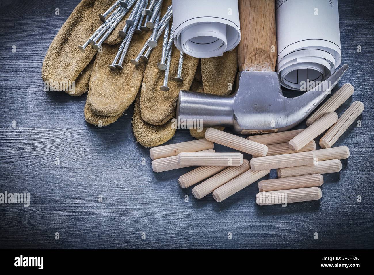 Dübel Hammer Blaupausen Nägel Handschuhe Stockfoto