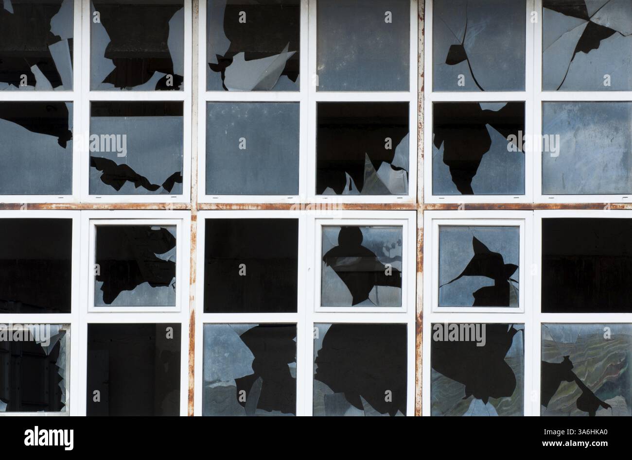 Zerbrochene Fensterscheiben der alten Gebäude. Weißen Rahmen Stockfoto
