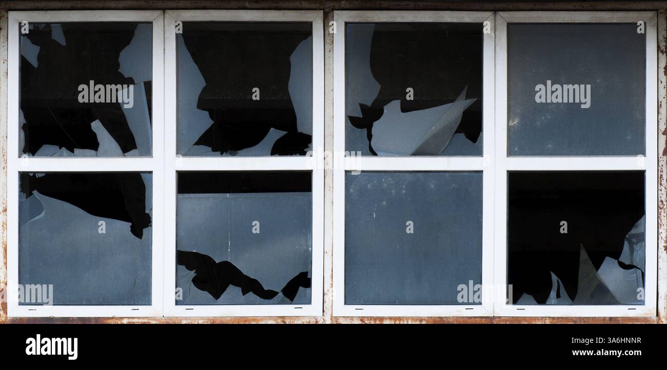 Zerbrochene Fensterscheiben der alten Gebäude. Weißen Rahmen Stockfoto