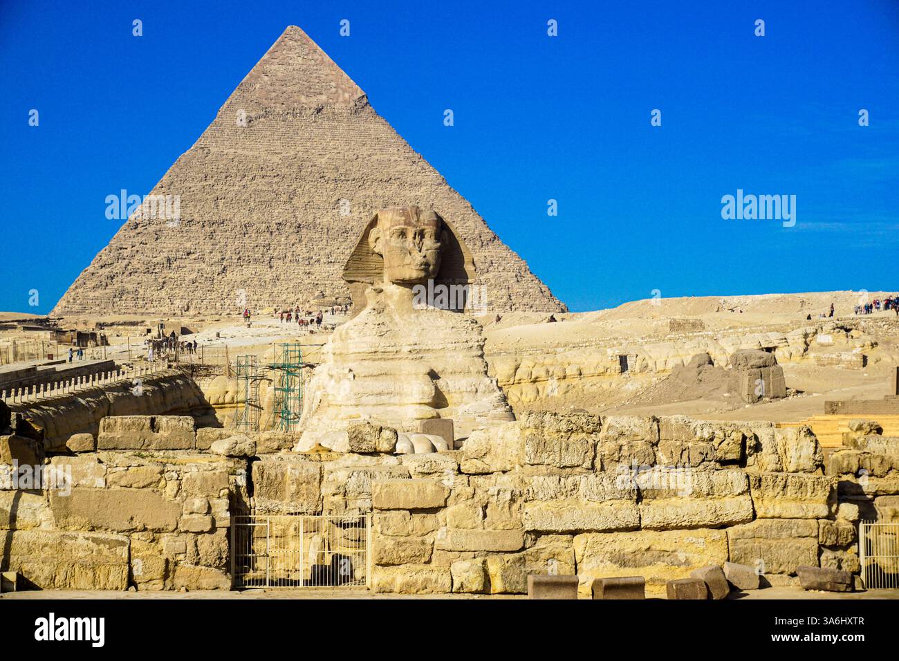 Faszinierender Blick auf die alte große Sphinx und die Khafre-Pyramide, die ägyptische Geschichte und Kultur zeigt Stockfoto