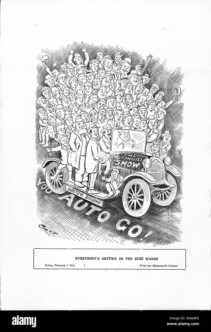 Dieses Bild von einer Twin Cities Auto Show zeigt Dutzende von Menschen, die sich auf ein Auto mit der Aufschrift „The Automobile Show“ drängen, auf dem ein Schild mit der Aufschrift „You Auto Go!“ steht. Die Veranstaltung war ein großer Erfolg mit Tausenden verkauften Autos. Stockfoto