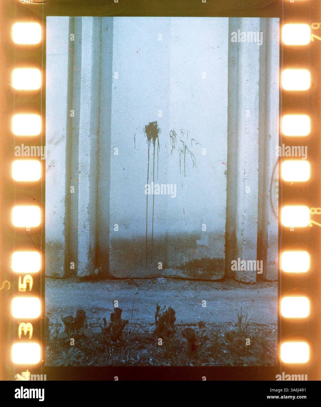 Alte Straße Wand Hintergrund Textur. Filmstreifen Stockfoto