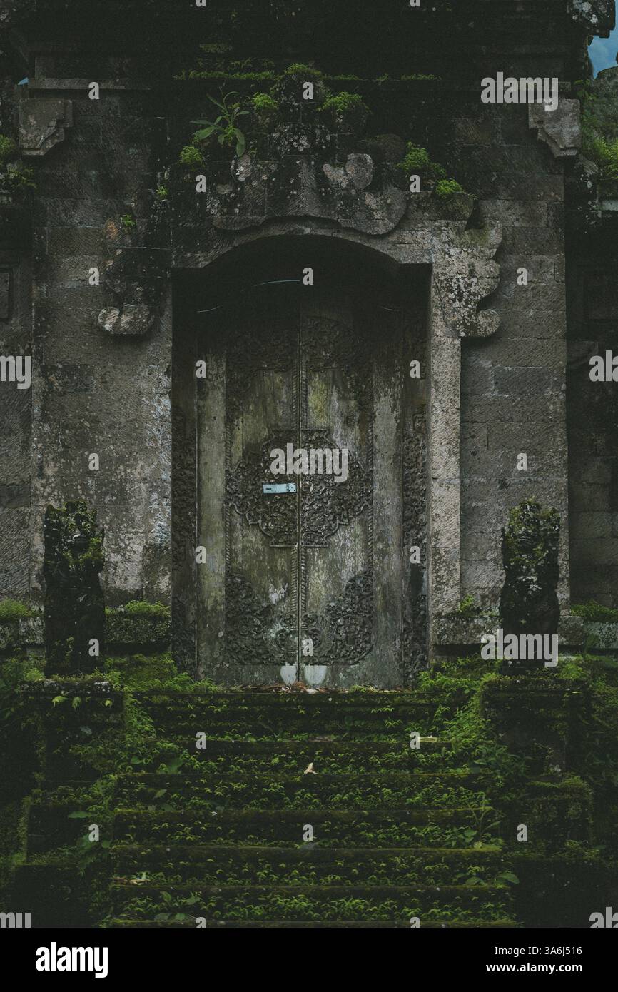 Tor zu einem Steintempel mit hohem Moosbewuchs, Munduk, Sri Lanka, Asien Stockfoto
