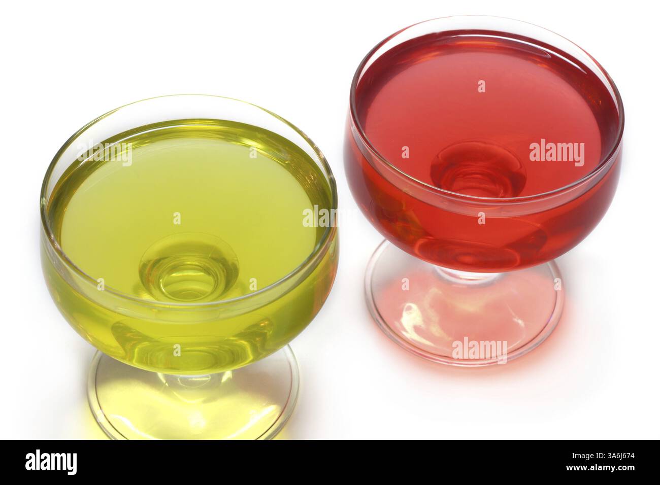 Roten Gelee aus transparentem Glas, transparent, auf weißem Hintergrund Stockfoto