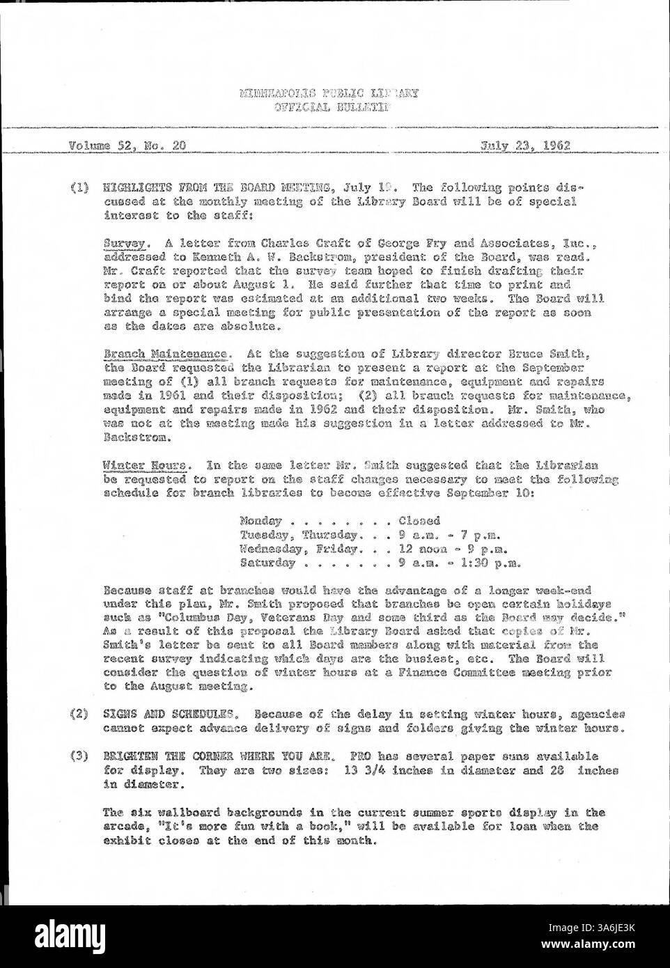 Dieses wöchentliche Bulletin von der Minneapolis Public Library im Jahr 1962 enthält Informationen zu den Mitarbeitern, Neuigkeiten über den Bibliotheksbetrieb und interne Kommunikation für Mitarbeiter. Stockfoto