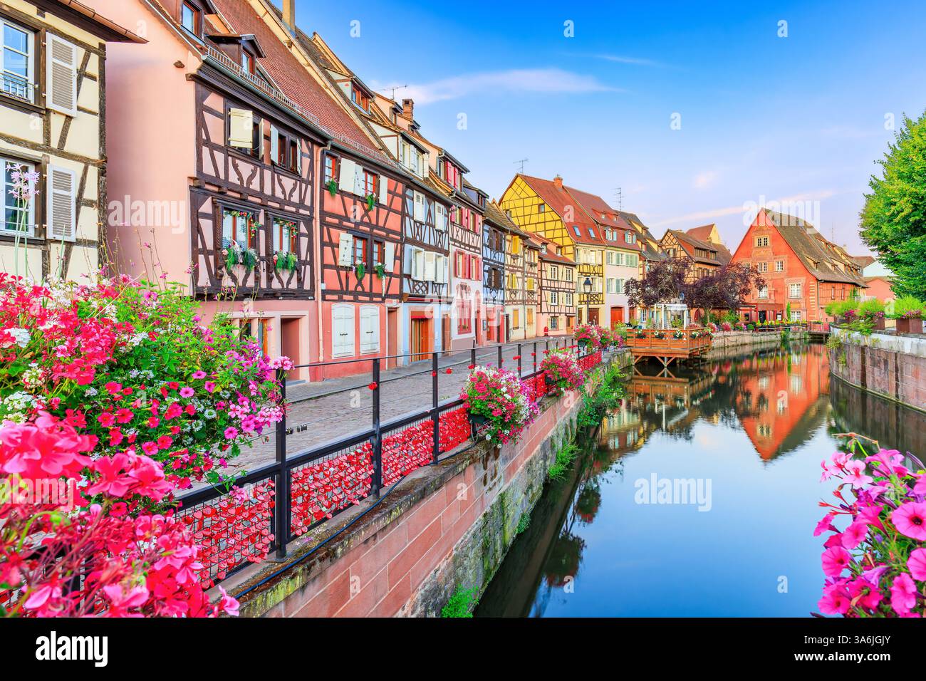 Colmar, Elsass, Frankreich. Petite Venice, Wasserkanal und traditionelle Fachwerkhäuser. Stockfoto