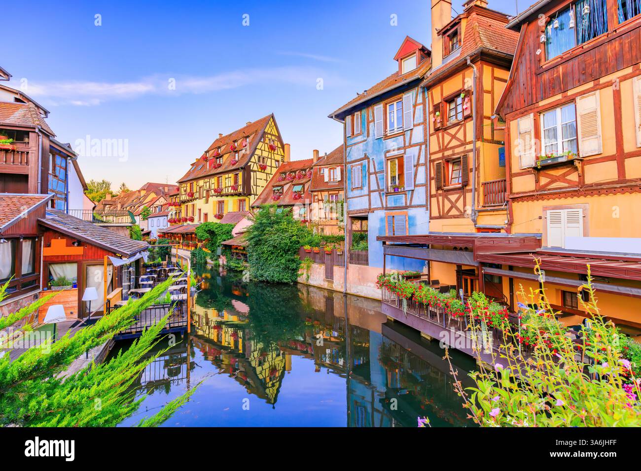Colmar, Elsass, Frankreich. Petite Venice, Wasserkanal und traditionelle Fachwerkhäuser. Stockfoto